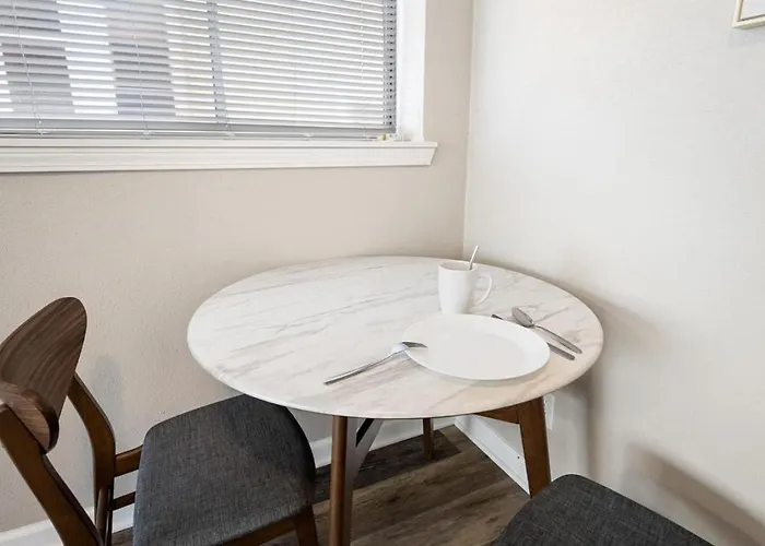 Chic And Comfortable 1br Near Bradley U