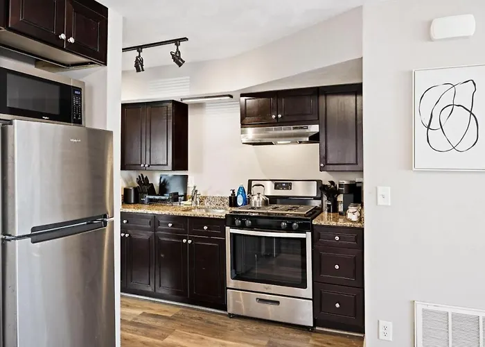 Chic And Comfortable 1br Near Bradley U