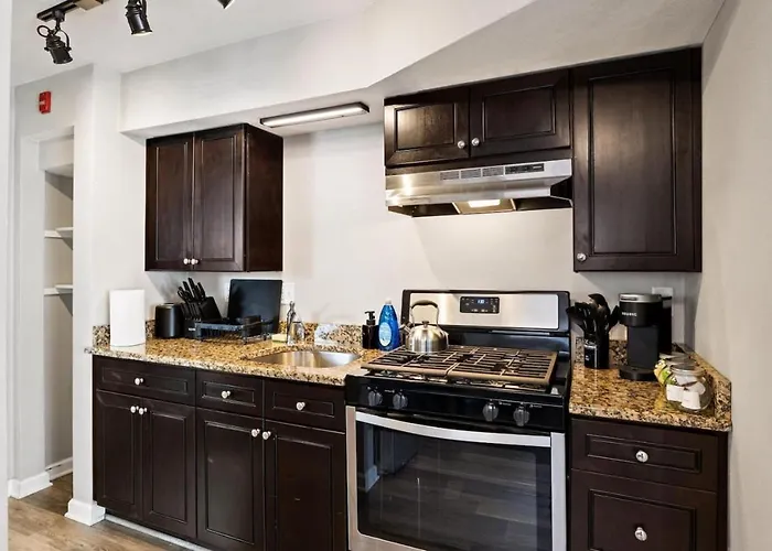 Chic And Comfortable 1br Near Bradley U